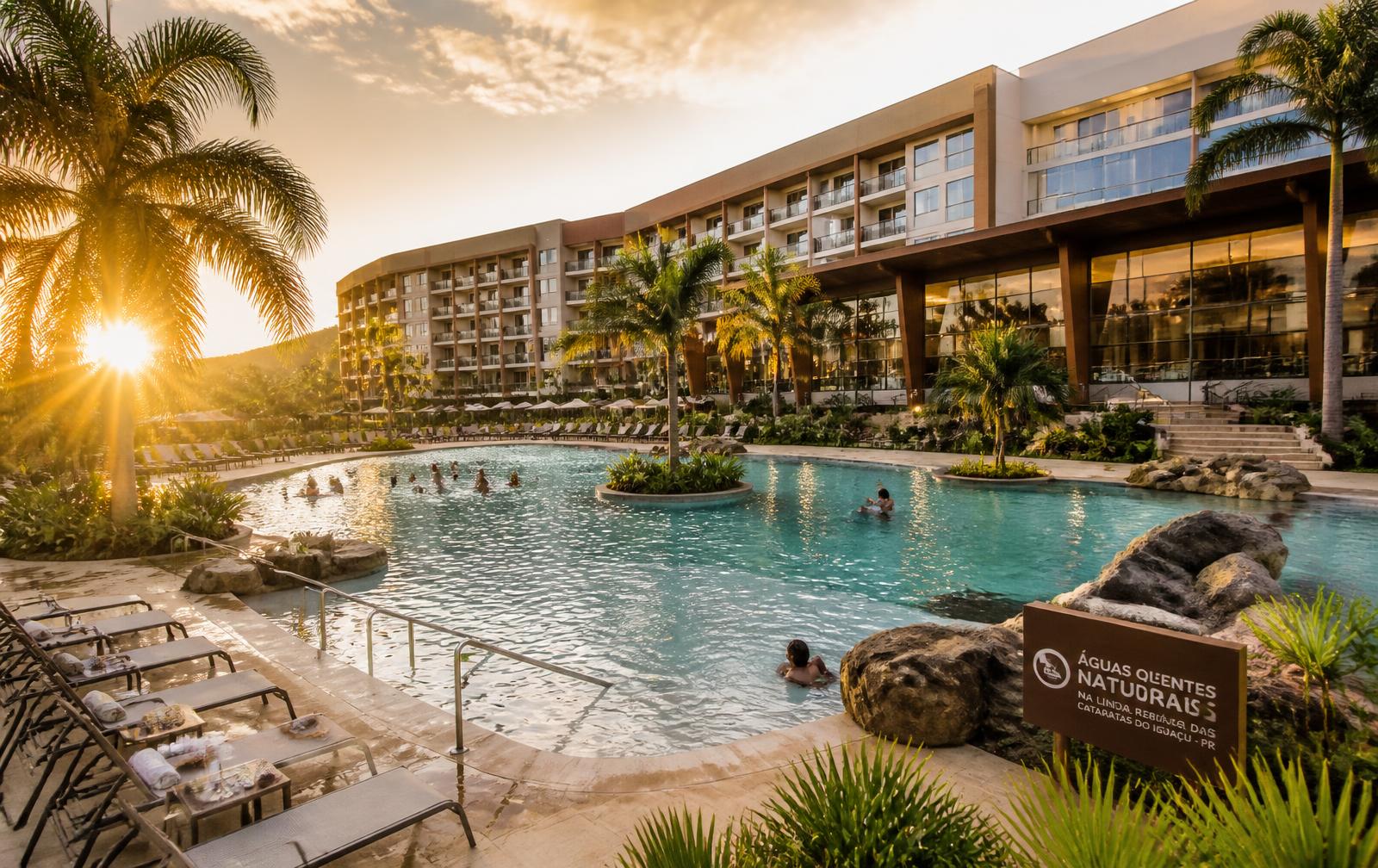 Piscina de águas termais de resort em Olímpia ao entardecer